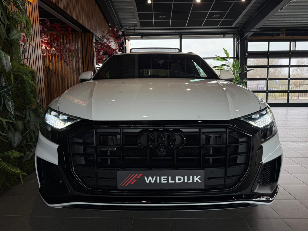 Audi Q8 1