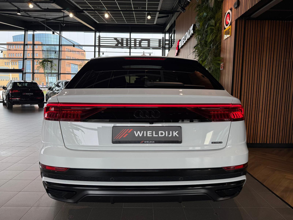 Audi Q8 1