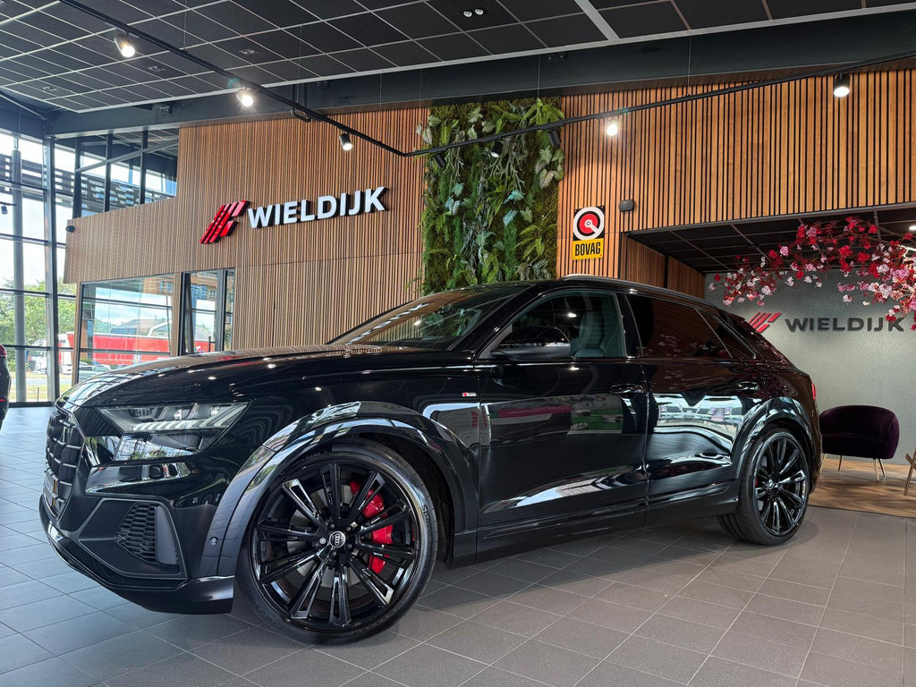 Audi Q8 1