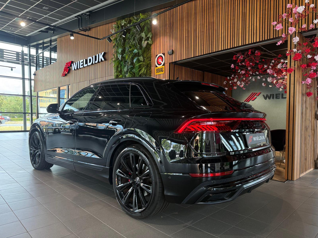 Audi Q8 1