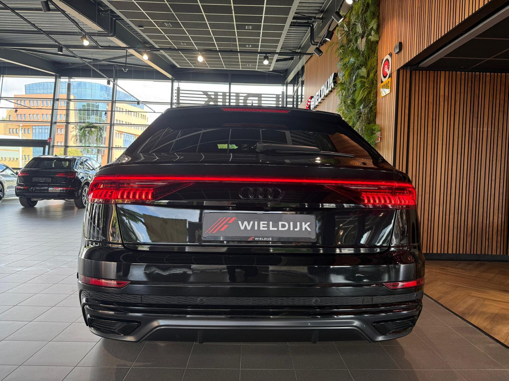Audi Q8 1
