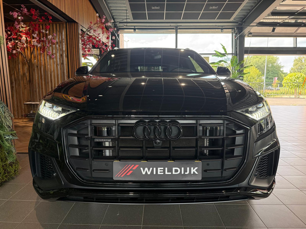 Audi Q8 1