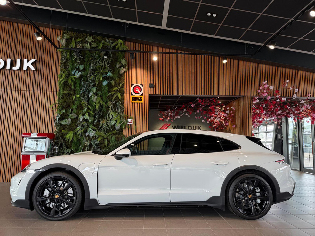 Porsche Taycan Cross Turismo 1