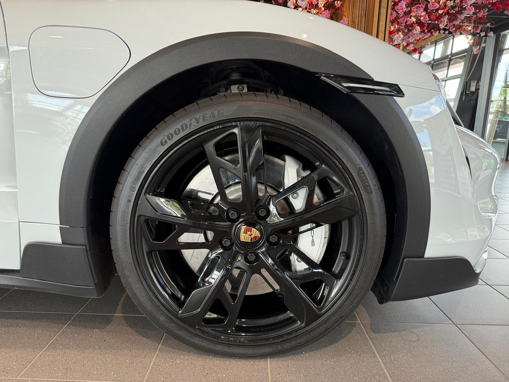 Porsche Taycan Cross Turismo 1