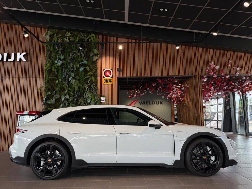 Porsche Taycan Cross Turismo 1