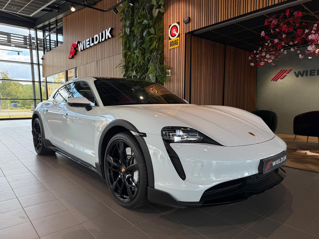 Porsche Taycan Cross Turismo 1