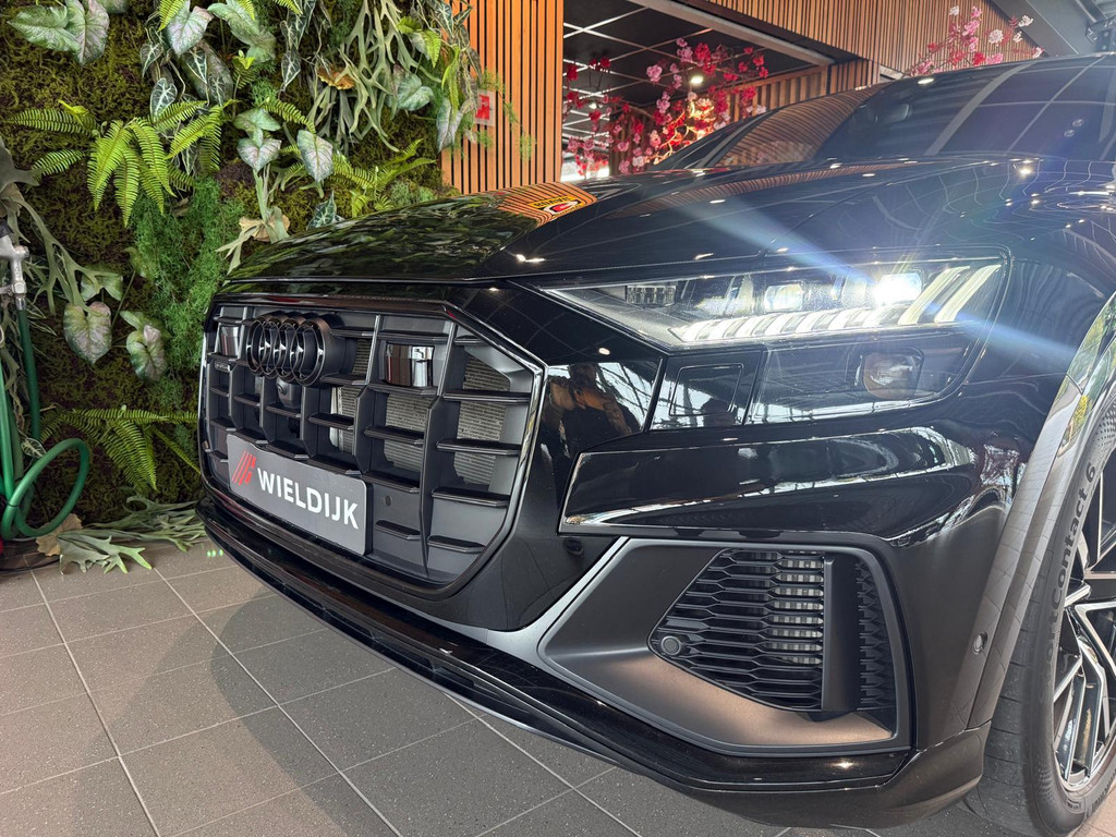 Audi Q8 1